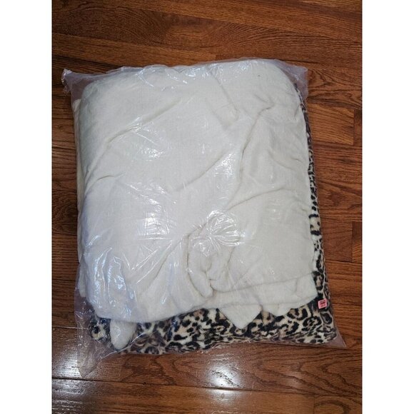 NWOT HOMESMART Printed Flannel Blankets Set of 2 59 X 78.7 Leopard Print/Cream - Picture 3 of 3